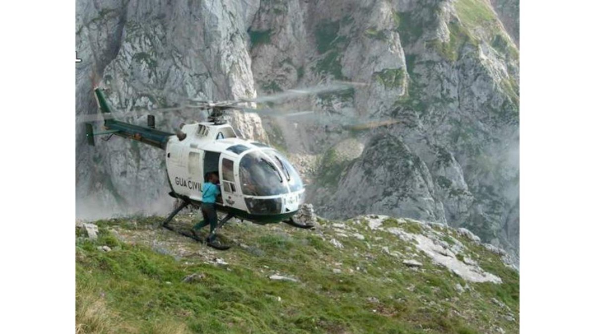 El helicóptero del Greim en uno de los rescates del domingo.