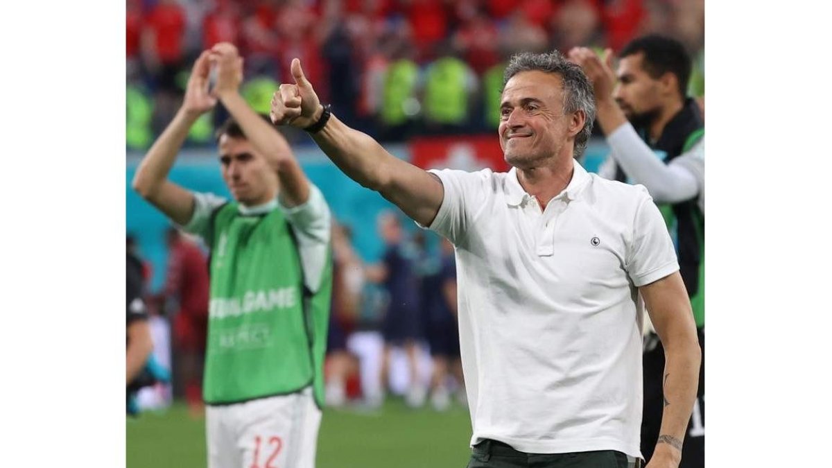 Luis Enrique celebra el pase a la semifinal tras el partido contra Suiza. KIKO HUESCA