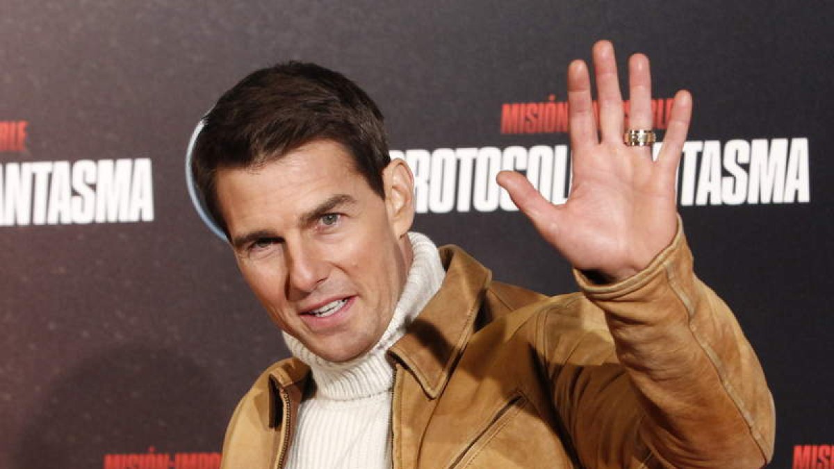 El actor Tom Cruise saluda a sus admiradores a su llegada al cine Callao de Madrid, donde se estrenó ayer la película.