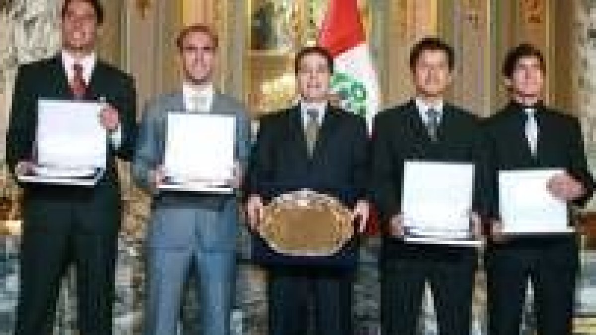 Varios tenistas peruanos con el premio de Alan García