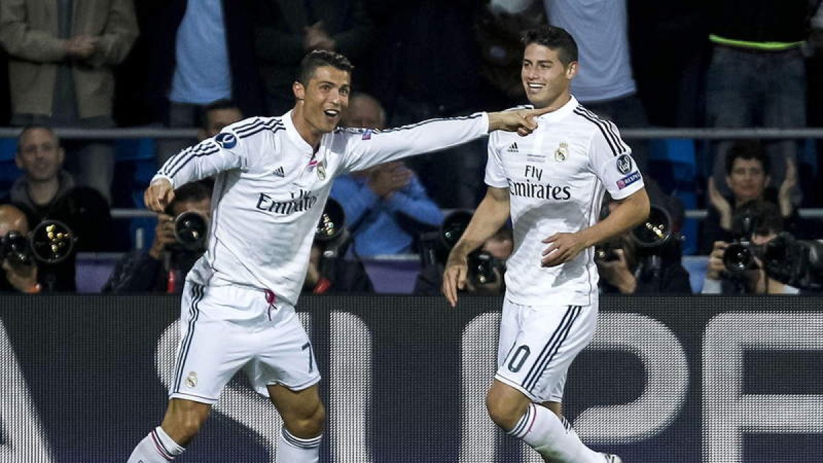 Cristiano Ronaldo celebra su segundo gol con James Rodríguez, que debutó ayer con el Madrid, al igual que Kroos.