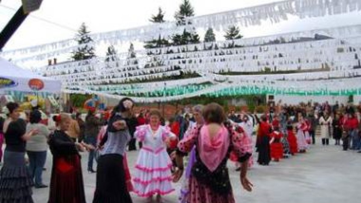 La ambientación andaluza dio un gran colorido a la fiesta en la localidad de Fabero