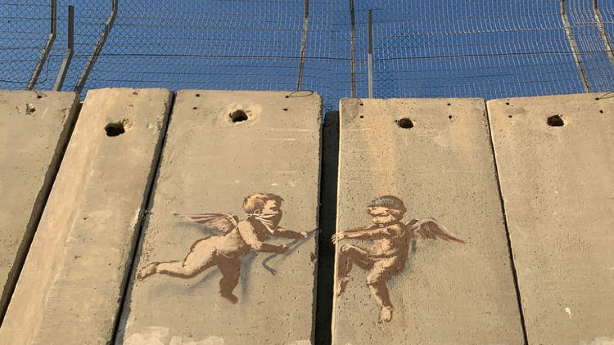 Imagen de un graffiti realizado ayer por el artista Banksy sobre el muro de Israel. YEMELI ORTEGA