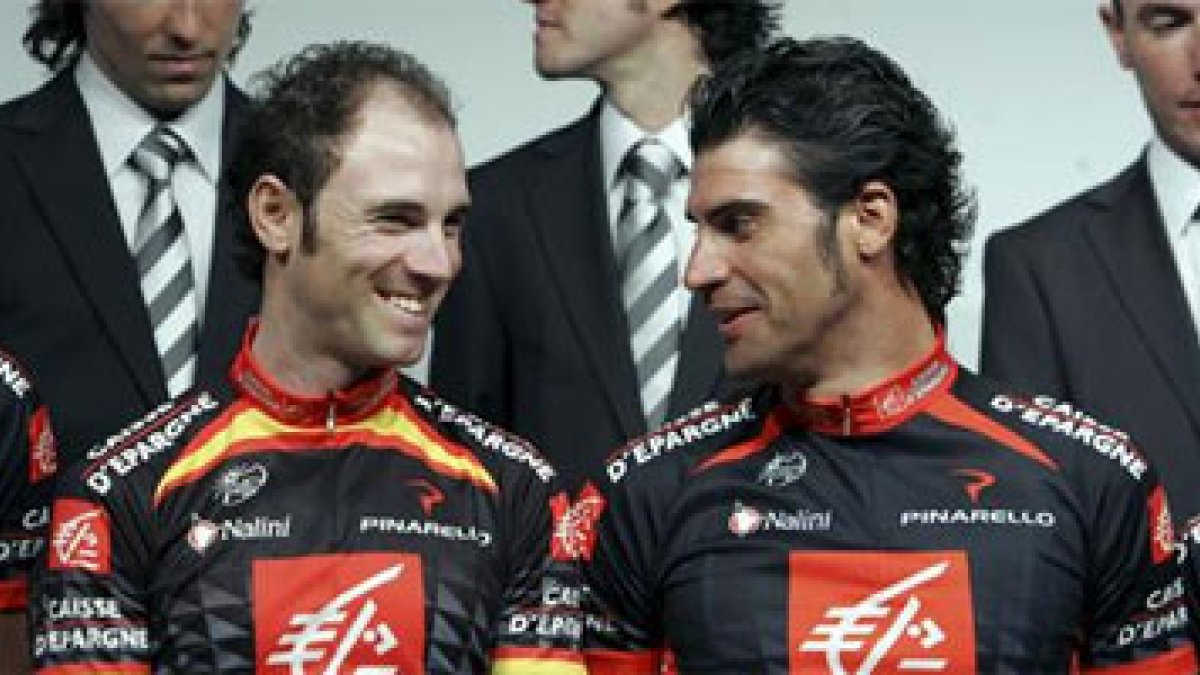 Alejandro Valverde, junto a su compañero de equipo Óscar Pereiro, en la presentación de la temporada