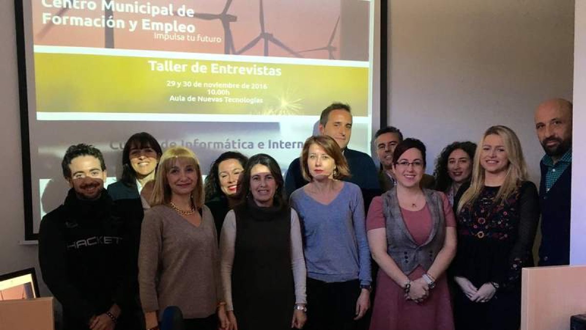 El programador y la alcaldesa, con participantes en la presentación de la nueva web del Cemfe. DL