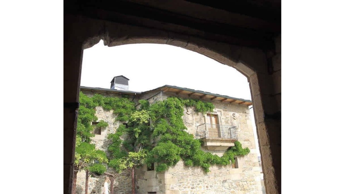 La fachada de la Casa de los Escudos que alberga el Museo de la Radio, vista desde el castillo.