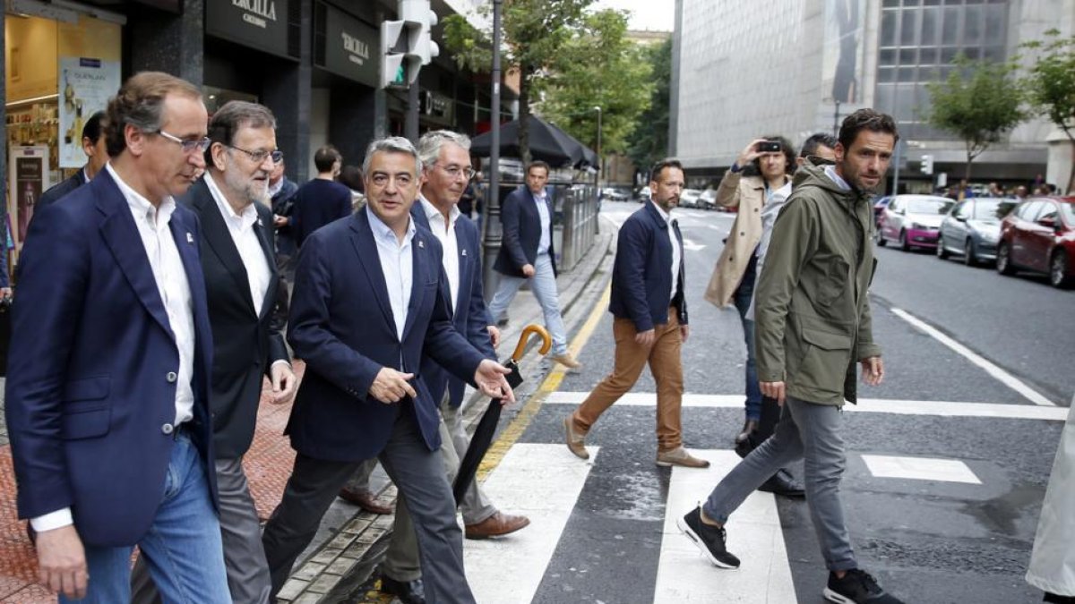 Rajoy,segundo por la izquierda, junto a Alfonso Alonso (izquierda), en Bilbao.