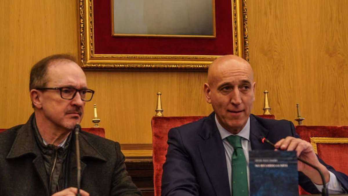 Miguel Ángel Zamora y José Antonio Diez, ayer, en el Salón de los Reyes del Ayuntamiento. MIGUEL F. B.