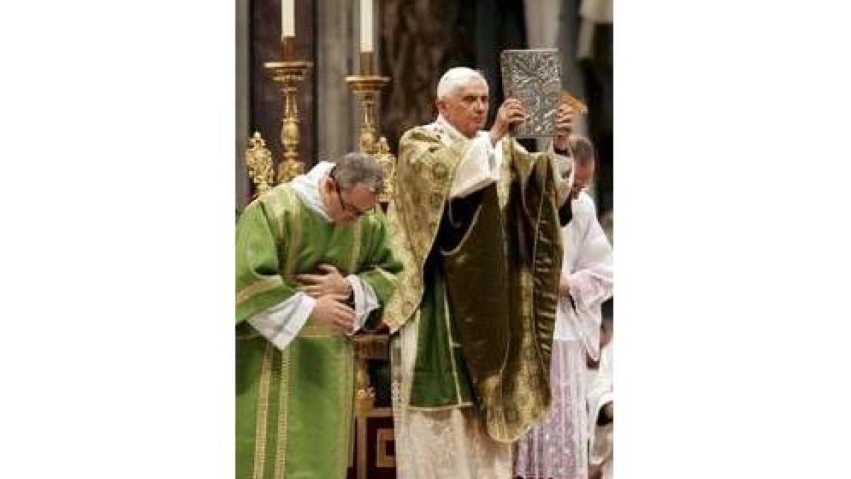 Benedicto XVI, durante la misa solemne, ayer, en la Basílica de San Pedro