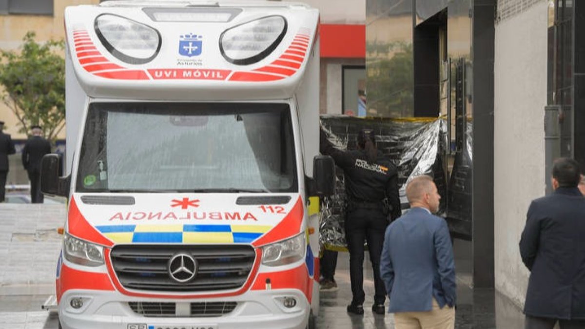 Agentes de la Policía Nacional y una UVI móvil en la calle Facetos de Oviedo, donde murieron las dos hermanas. ELOY ALONSO
