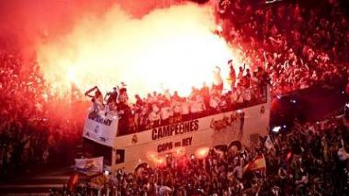 Los jugadores del Real Madrid celebran en Cibeles el título de Copa con miles de aficionados.