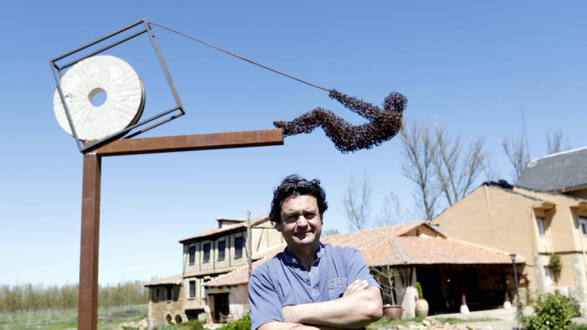 El escultor Amancio González frente a su nueva escultura, ‘Molinero del aire’. MARCIANO PÉREZ