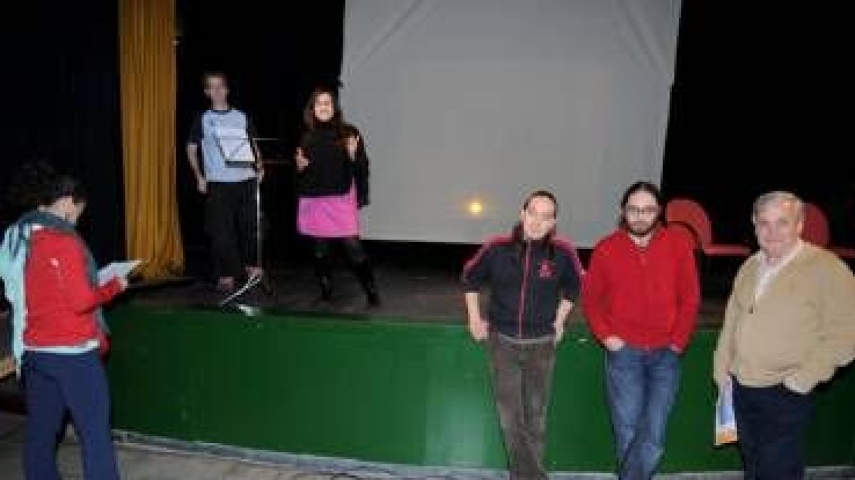 Los voluntarios actores, en el escenario, junto a Javier R. de la Varga, Héctor Alonso y Juanjo Ruiz
