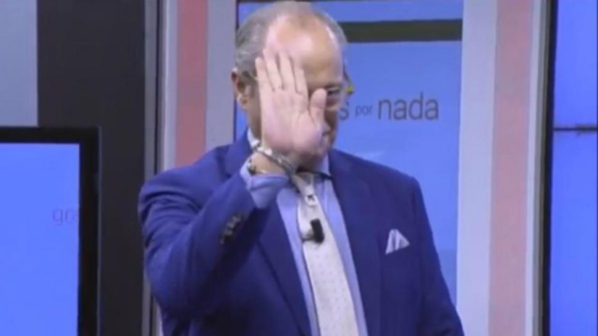 Eduardo García Serrano, realizando el saludo fascista durante el programa Gracias por Nada.