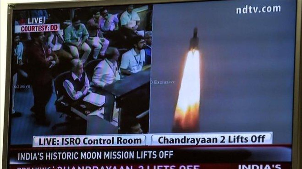 El lanzamiento del cohete Chandrayaan, visto en una pantalla de televisión.