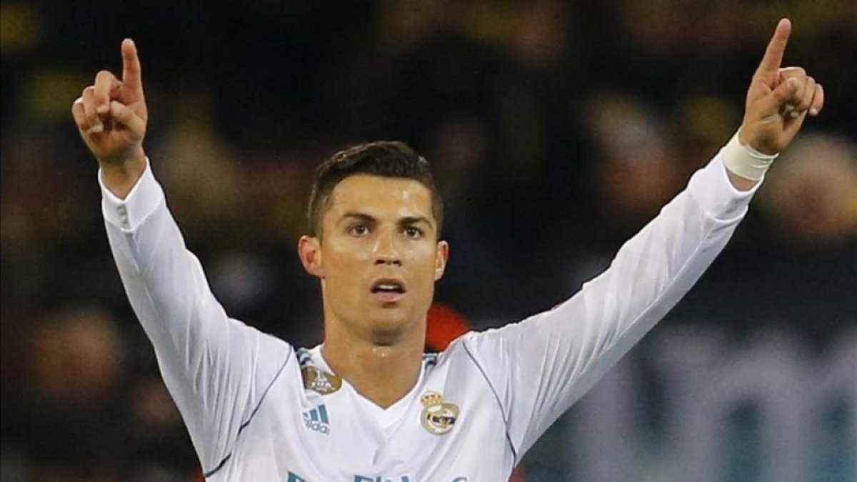 Cristiano levanta sus brazos al cielo tras el triunfo del Madrid ante el Dortmund.