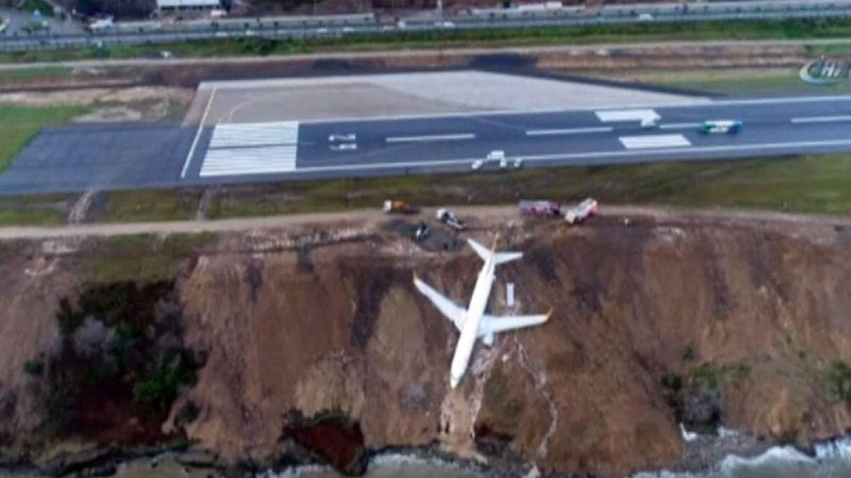 Un avión se queda a escasos metros del mar tras realizar un aterrizaje de emergencia en Turquía.