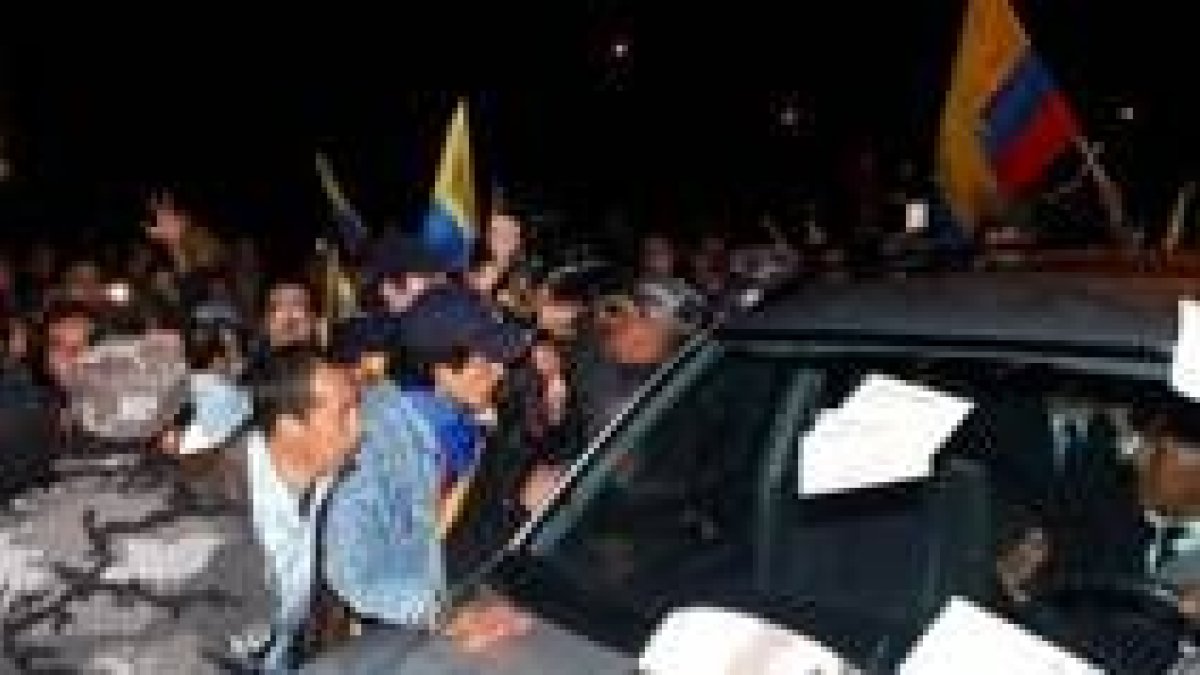 Cientos de manifestantes impiden la salida del vehículo del embajador de Brasil en Ecuador