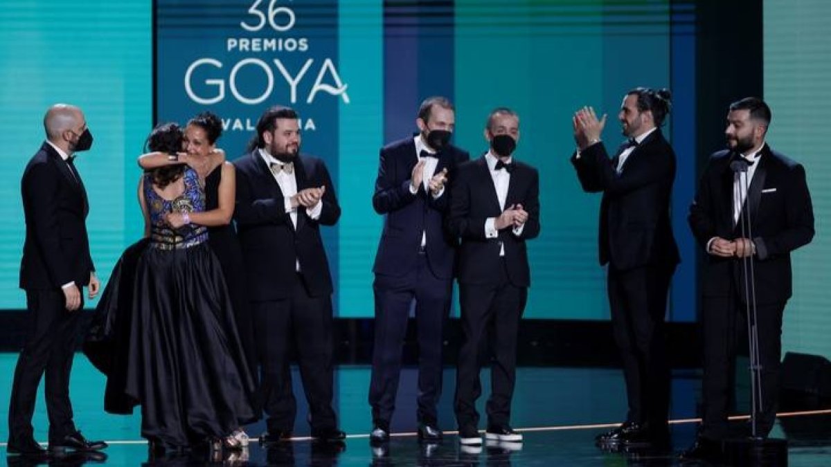 Néstor López, a la izquierda, sin mascarilla, en coproducción con otros nombres, ha ganado el Goya al mejor cortometraje documental. EFE