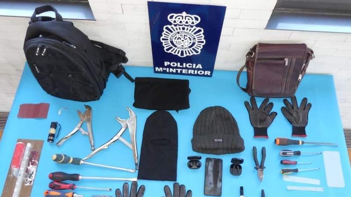 Material y herramientas utilizados en los robos. POLICÍA NACIONAL