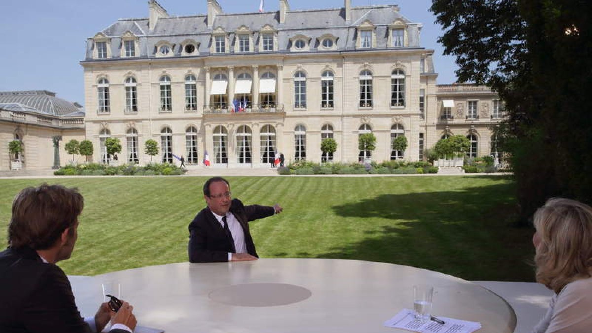Hollande habla con los periodistas tras la entrevista.