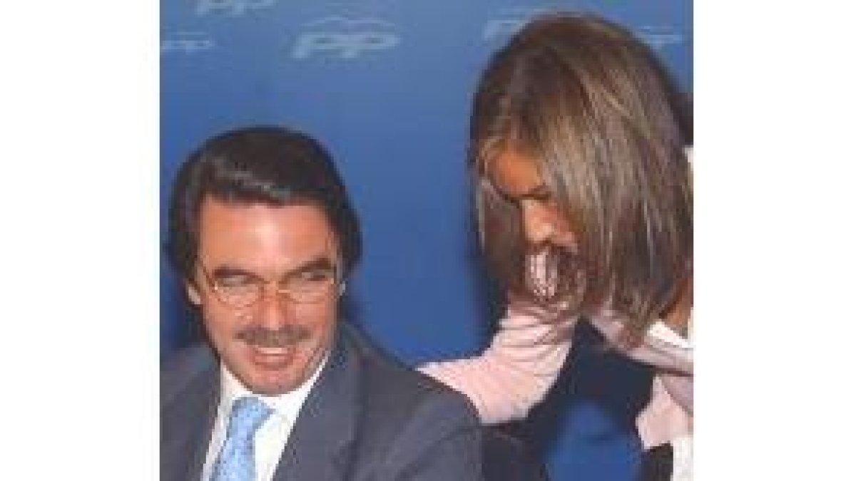 Aznar escucha a Ana Matos durante la reunión del PP