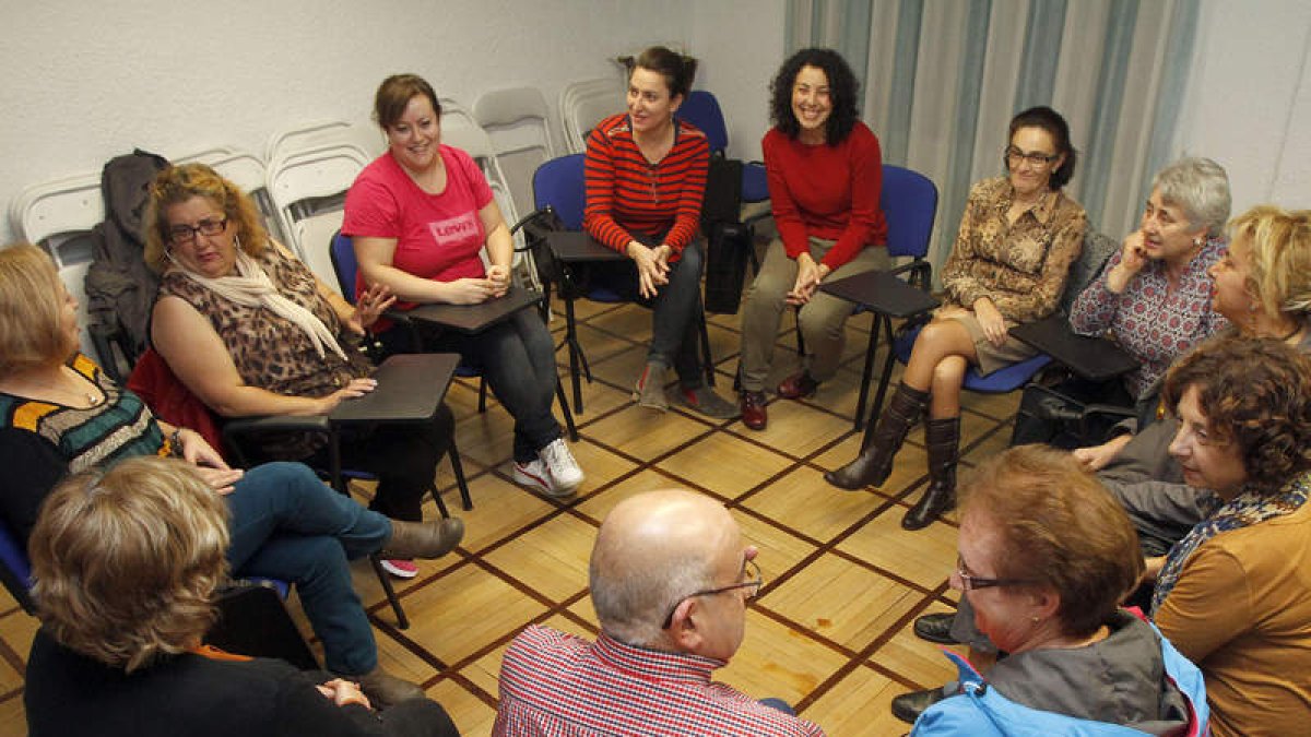 Personas participantes en uno de los talleres del Teléfono de la Esperanza.