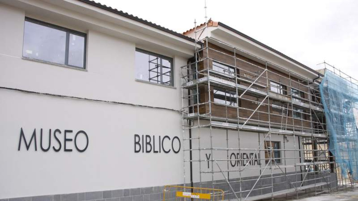 El letrero ya identifica la nueva sede del Instituto Bíblico y Oriental de la villa. CAMPOS