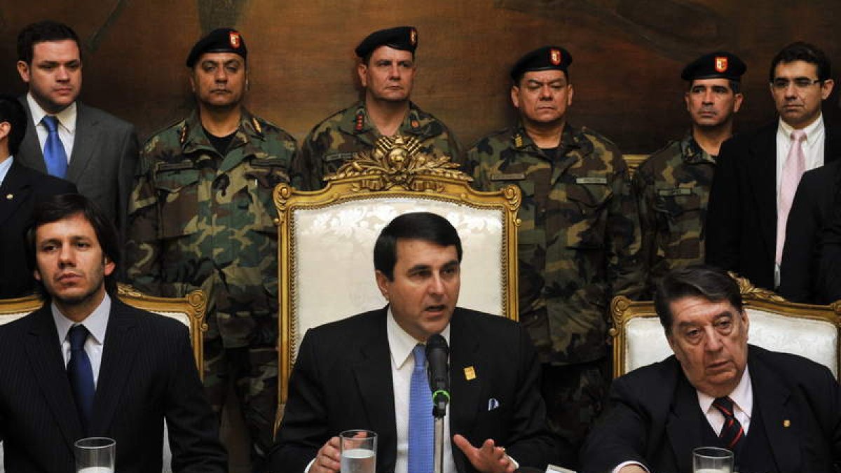 Federico Franco, en el centro, junto a su nuevos ministros del Interior y Exteriores.