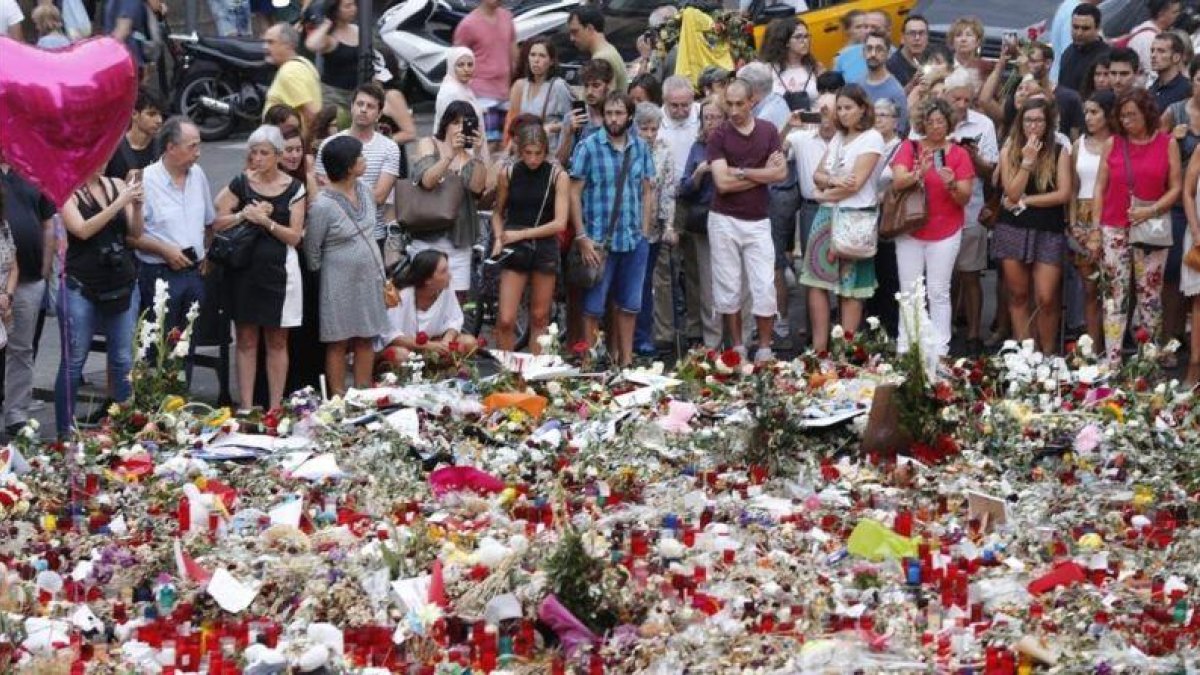 Ofrendas ciudadanas por las víctimas del atentado de Barcelona, el pasado agosto.