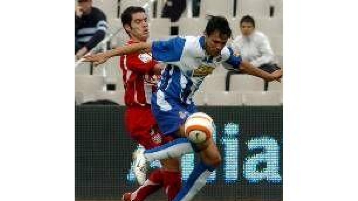 Antonio López y Sergio Sánchez pugnan por un balón