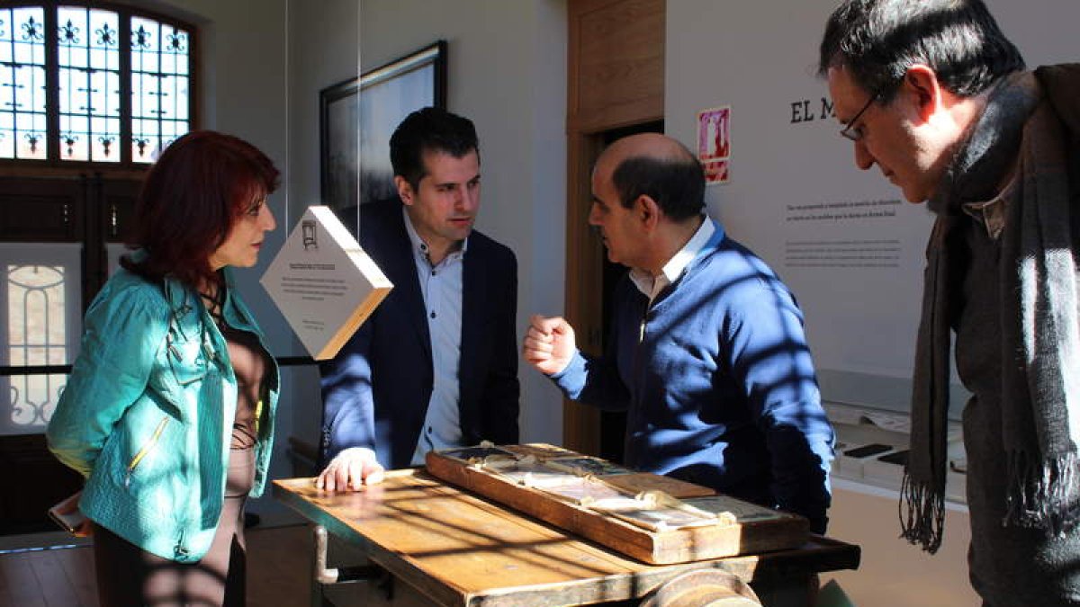 Victorina Alonso y Luis Tudanca atienden la explicación de un chocolatero en el Museo.