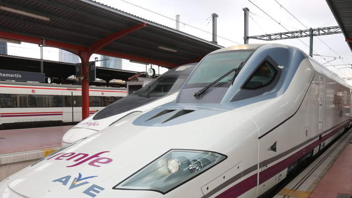 Uno de los trenes que cubren el servicio de la alta velocidad entre Madrid y León en la estación de Chamartín. MARCIANO PÉREZ