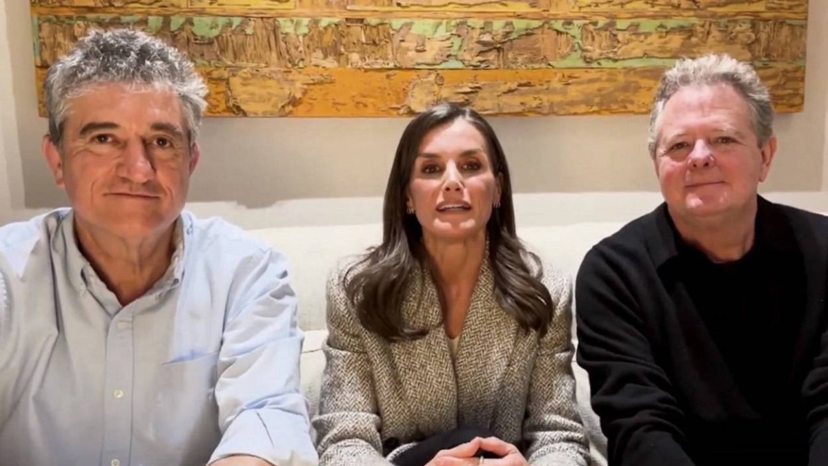 Guillermo Fesser, la reina Letizia y Juan Luis Cano. MOVISTAR