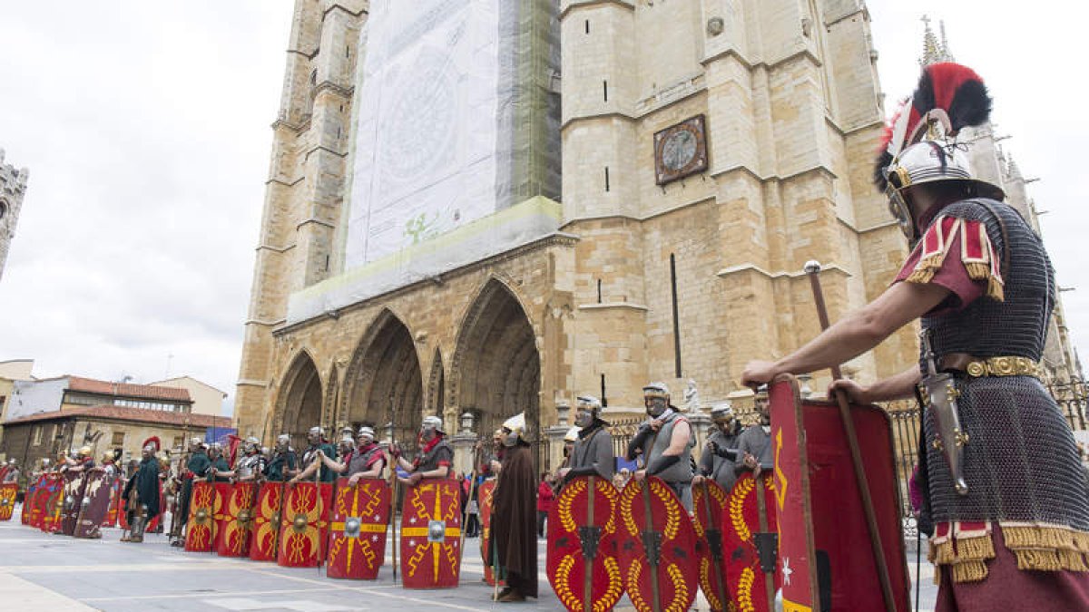 Desfile de soldados romanos ante la Catedral. Derecha, el alcalde y la concejala de Cultura en la inauguración del busto en honor a Galba. FERNANDO OTERO PERANDONES / DL