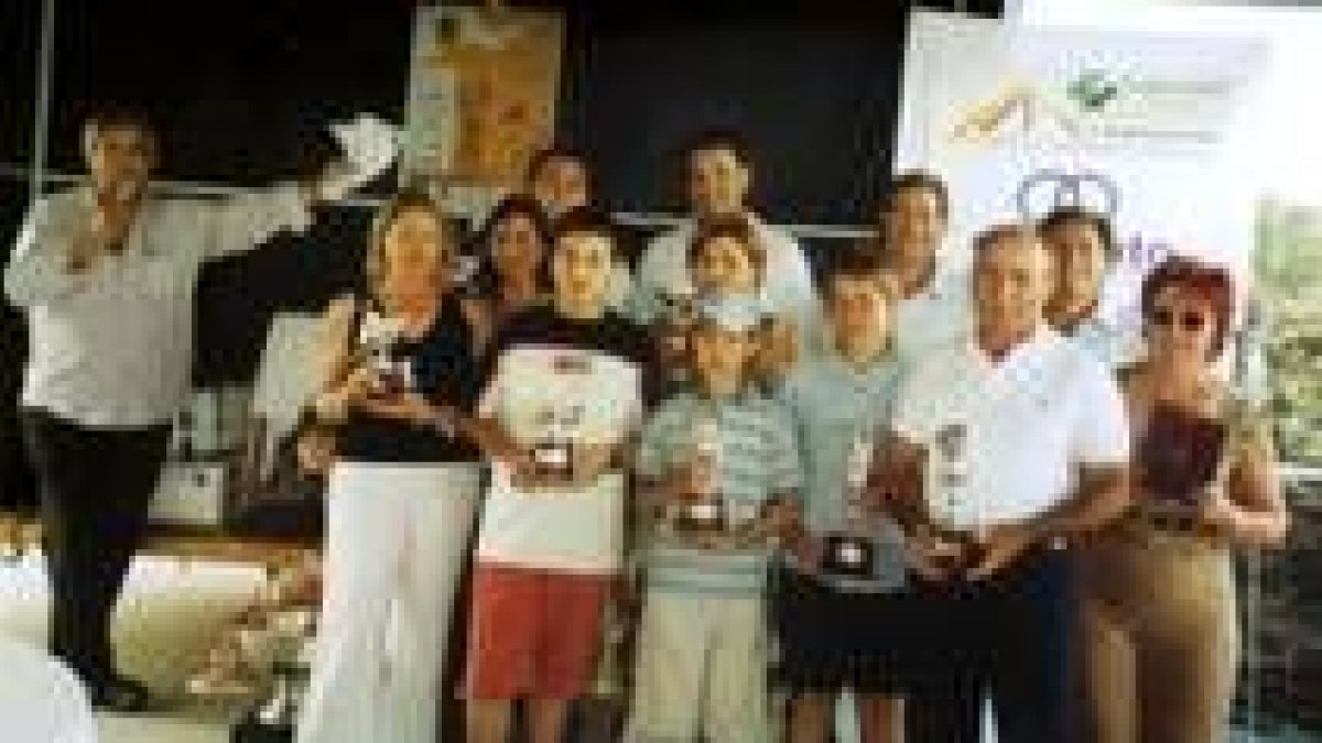Los primeros clasificados con sus trofeos durante la entrega de premios que tuvo lugar en La Peña