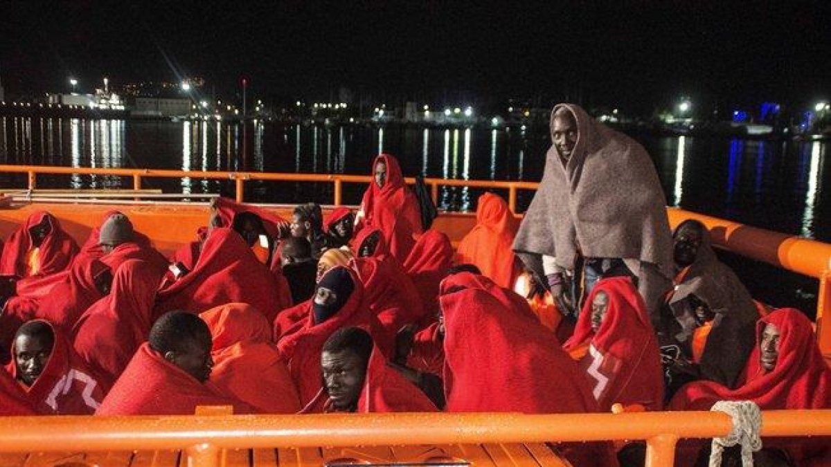 Una embarcación de Salvamento Marítimo llega al puerto de Motril, el pasado mes de enero, con inmigrantes rescatados en el Mar de Alborán.