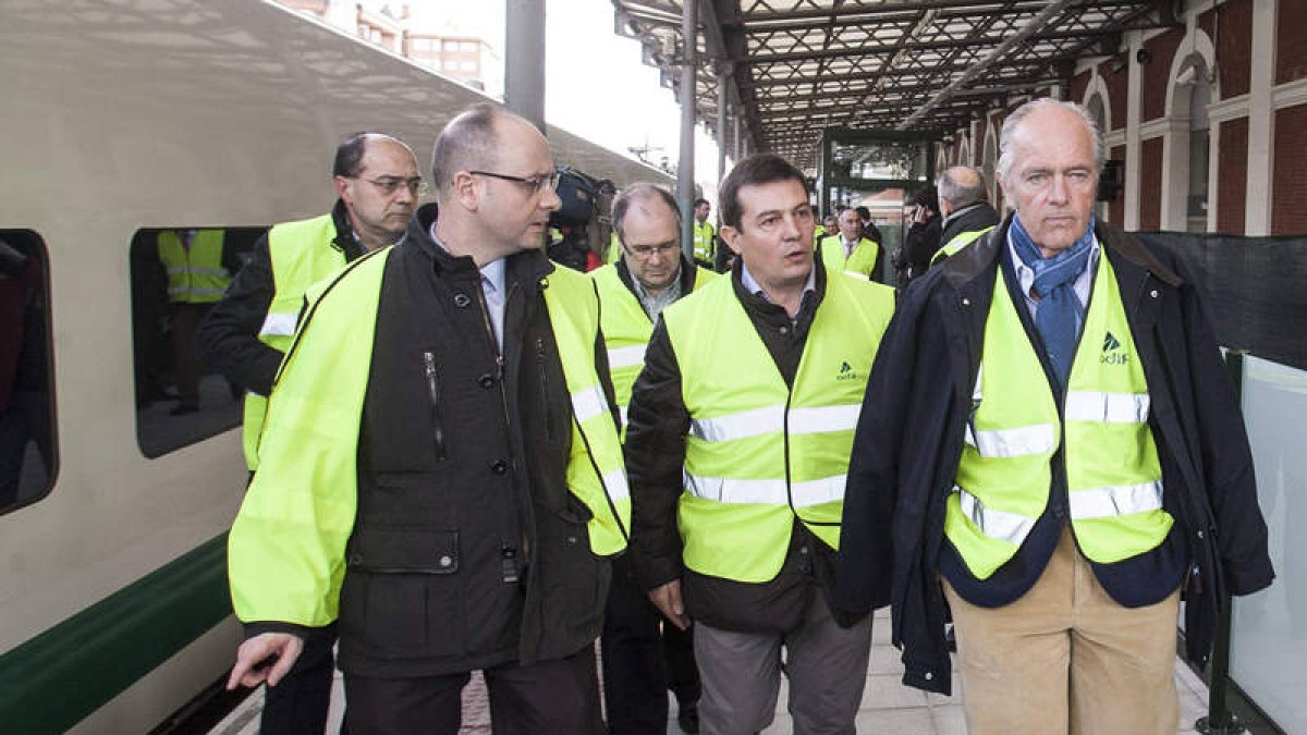 El presidente de Adif, Gonzalo Ferre (primero por la derecha), durante su recorrido en el tren laboratorio entre León y Palencia