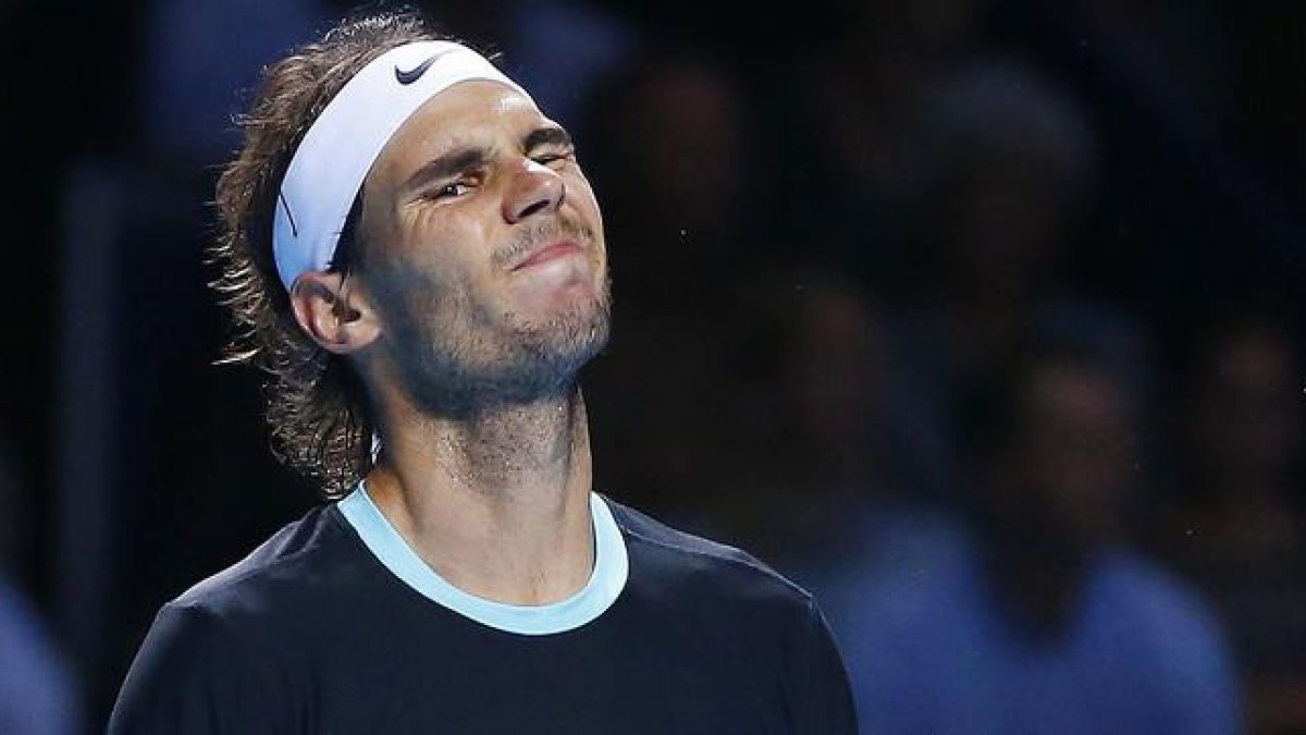Rafael Nadal se lamenta tras perder un punto ante Roger Federer, en la final de Basilea.