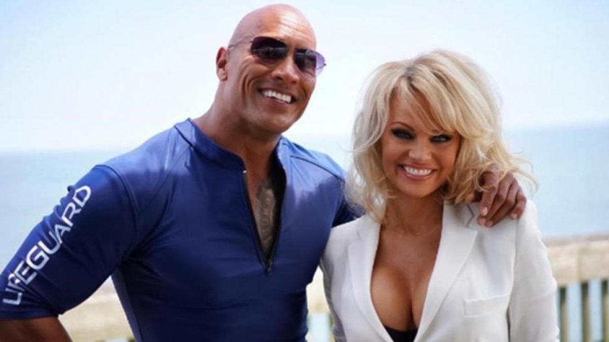 Dwayne, 'La Roca', Johnson ha anunciado el fichaje de Pamela Anderson para la versión cinematográfica de 'Los vigilantes de la playa' con una foto con ella en Instagram.