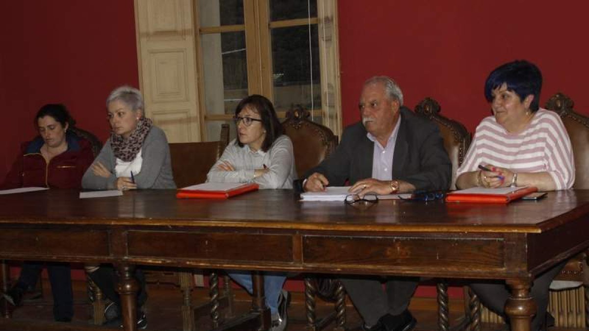 Sesión plenaria en el Ayuntamiento de Cistierna. CAMPOS