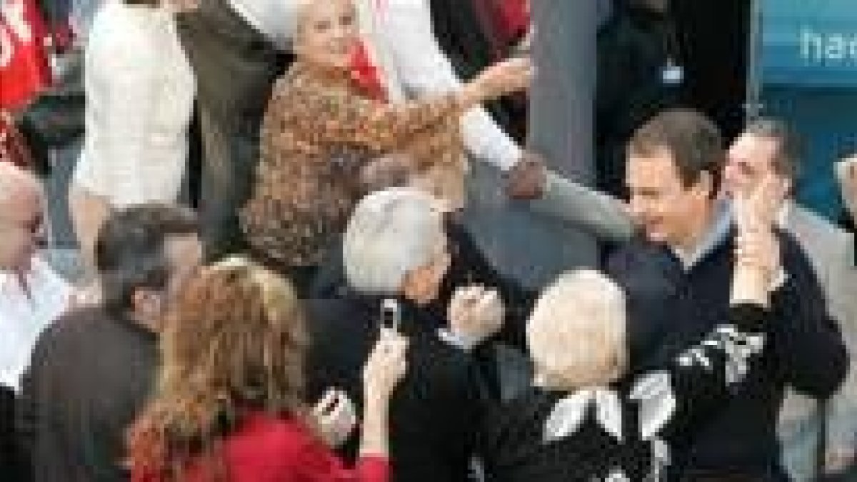 Zapatero recibe el cariño de las personas que asistieron a su mitin en Torrejón de Ardoz