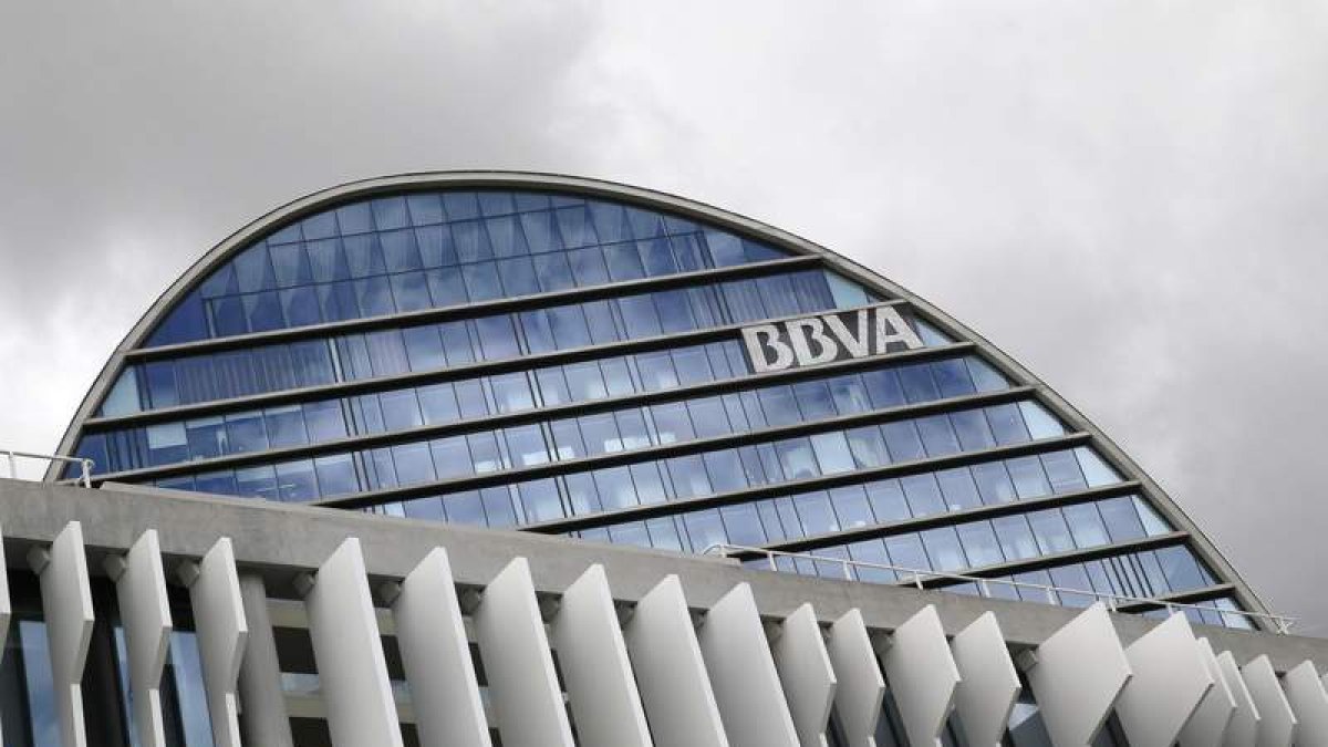 Fachada de la sede corporativa del BBVA, en el distrito de Las Tablas en Madrid. MARISCAL