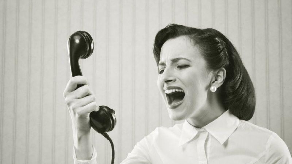 Una mujer grita al teléfono.