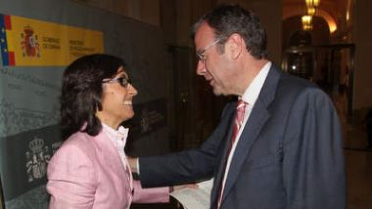 El consejero Antonio Silván saluda a la ministra Rosa Aguilar en la Conferencia Sectorial.