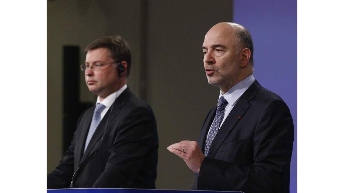 El comisario europeo Pierre Moscovici y el vicepresidente para el Euro, Valdis Dombrovskis. LAURENT