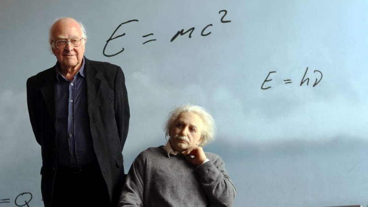 El físico Peter Higgs, junto a una escultura de Albert Einstein, en una imagen de archivo.