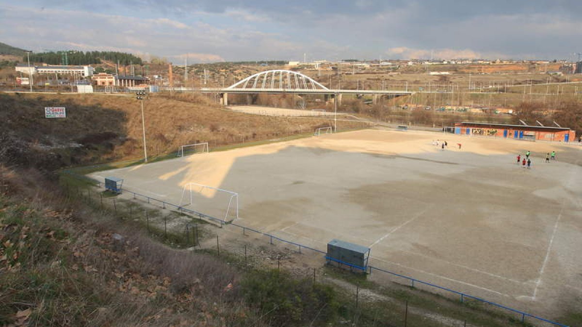 Imagen tomada ayer en los campos de fútbol Ramón Martínez, en el Polígono de las Huertas, con la Ciuden al fondo.