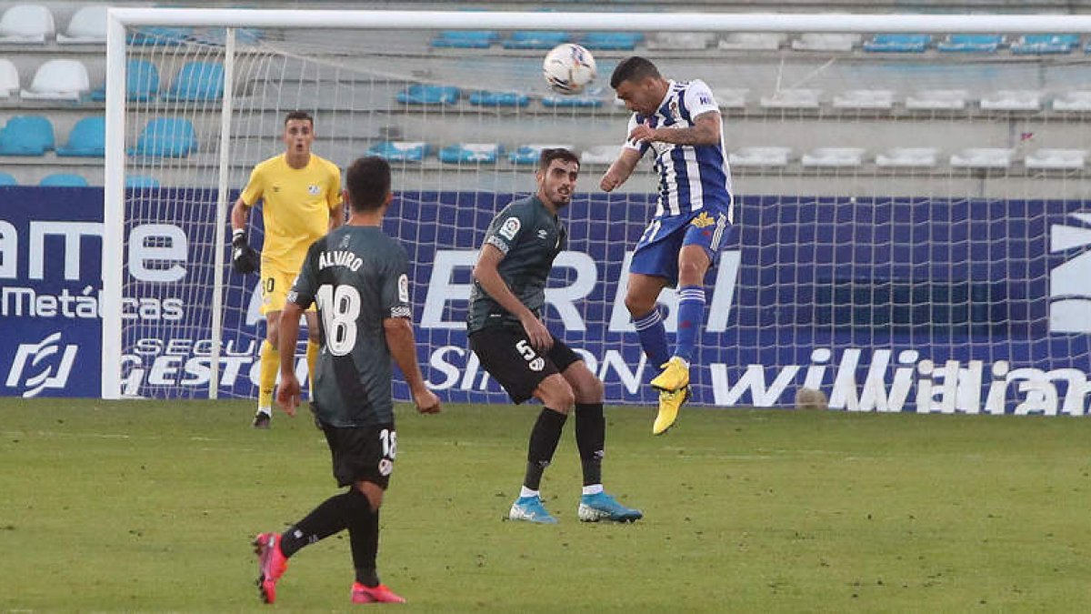 Dani Romera trata de controlar el balón de cabeza en el partido frente al Rayo Vallecano. ANA F. BARREDO