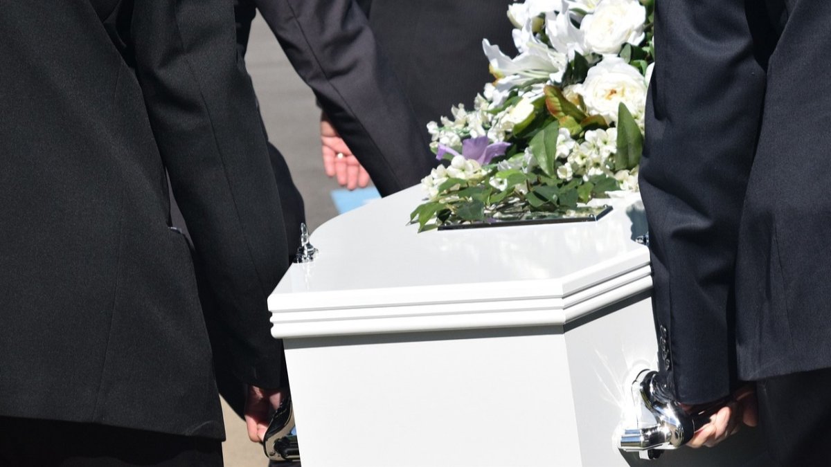 Imagen de un ataúd en un funeral. CAROLYNABOOTH